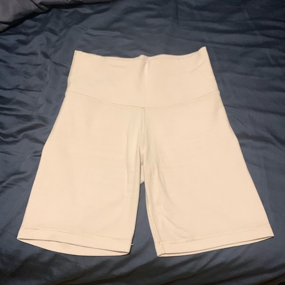 TNABUTTER Atmosphere Hi-Rise 7” short in marble lilac colour, size S - Picture 4 of 5